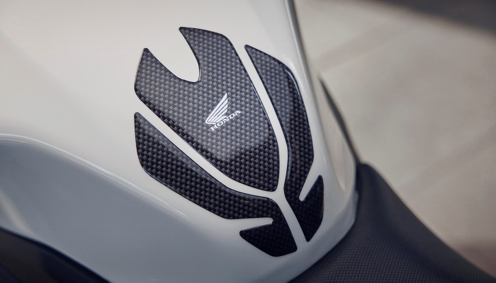 cb500-hornet-product-page-zig-zag-img3-1400x800