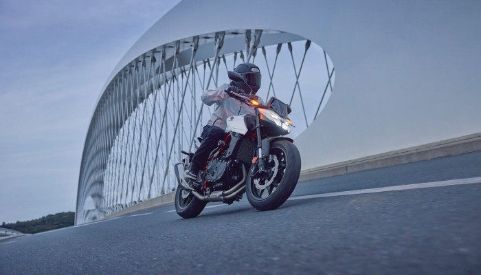 2025-cb750-hornet-product-page-zig-zag-img1-1400x800