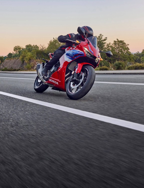cbr500r-product-page-hero-mobile-1600x2080-v2