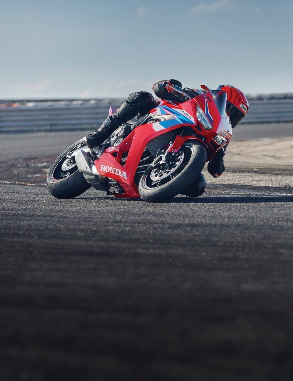 cbr650r-e-product-page-hero-mobile-1600x2080-01